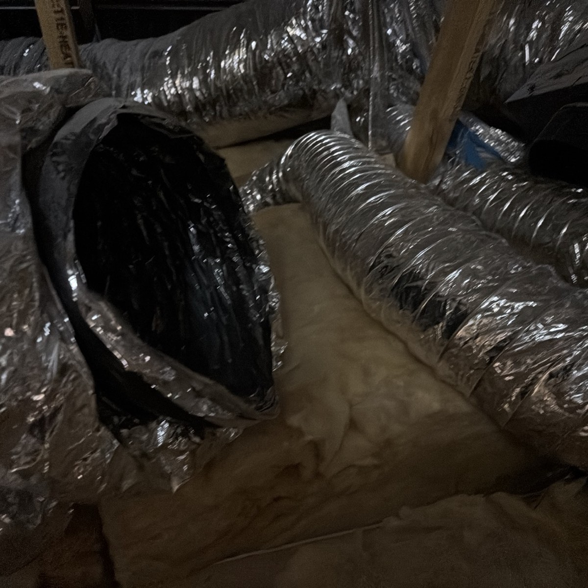 Heating and cooling duct loose and not connected, recorded on a pre-handover inspection in Craigieburn